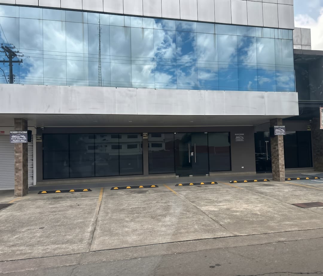 Fachada de Plaza JJ en David, donde se encuentra CrediLink en planta baja
